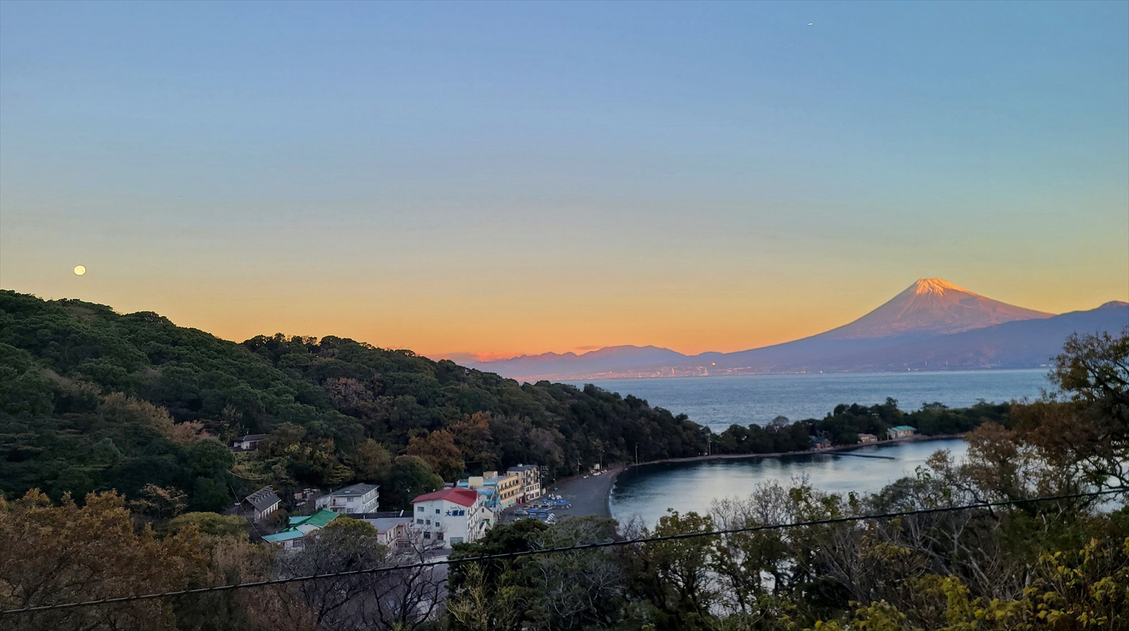 朝焼けの富士山＆月