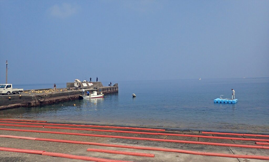 海水浴場エリアロープ張作業