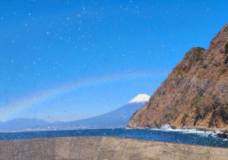 波しぶき虹